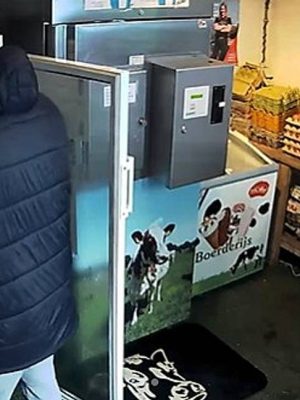 Dief plundert koeling bij boerderijwinkeltje, maar vergeet dat camera meedraait