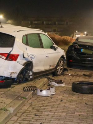 Bedrijfsbus ramt meerdere auto’s: werknemer met joint en alcohol vecht ontslag aan
