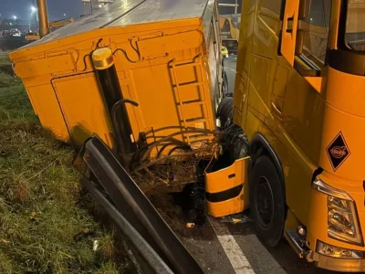 Vrachtwagen verliest laadbak met graniet op A59
