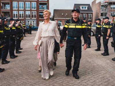 Geliefde wijkagent Tonny na 45 jaar dienst met loeiende sirenes uitgezwaaid
