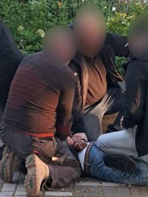 Inbreker vlucht het dak op, maar buurtbewoners grijpen in