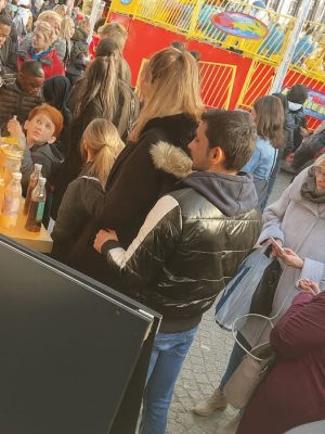 Zakkenroller denkt onopgemerkt te blijven op drukke kermis in Nederland – maar krijgt onverwacht harde les van undercoveragenten