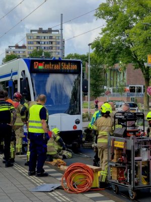 Tram rijdt over vrouw heen in Amsterdam