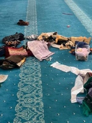 Vrouw valt biddende moslima’s lastig in moskee en vernielt spullen: ‘Ik voel me niet meer veilig’