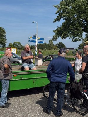 Bewoners blokkeren Zuider Markweg in Beek uit protest tegen sluipverkeer