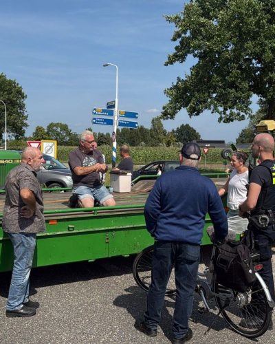 Bewoners blokkeren Zuider Markweg in Beek uit protest tegen sluipverkeer