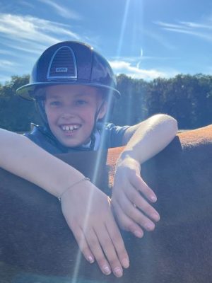 Ernstig zieke Nina (9) vergat haar zorgen tijdens het paardrijden: ‘Mijn pony begrijpt mij heel goed’