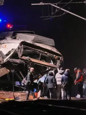 Dode en 37 gewonden na treinontsporing bij Barcelona door instorting muur