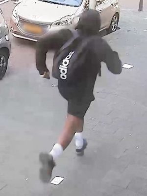 Straatrover slaat toe bij bushalte in Den Haag: politie zoekt dader