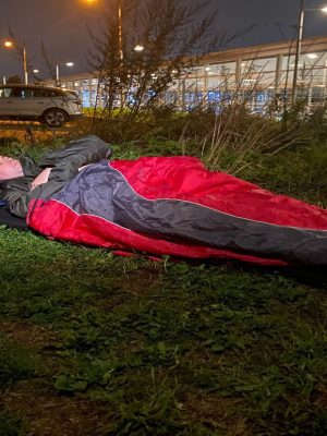 Wethouder slaapt buiten om aandacht te vragen voor dakloosheid