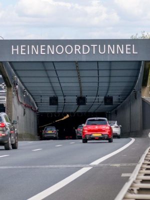Chaos op A29: Heinenoordtunnel urenlang dicht door stroomstoring