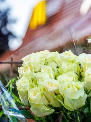 Huilende schoolgenoten leggen bloemen neer bij McDonald’s – VIDEO toont hoe Jerryson (15) werd neergeschoten