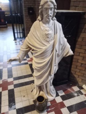 Utrechtse kerk deelt beelden van man die Jezusbeeld vernielde