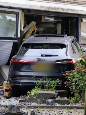 Auto rijdt met grote snelheid tegen woning, schade enorm