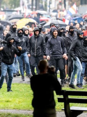 Foto’s van agenten verspreid na Haagse rellen: politie vreest voor veiligheid thuis