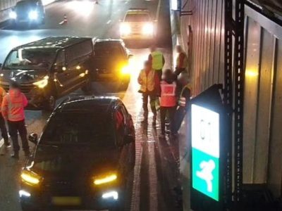 Uur vertraging op snelweg na ongeluk in tunnel