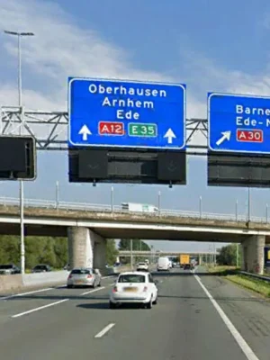 Gezin met kinderen strandt op A12 na brand in camper bij Arnhem