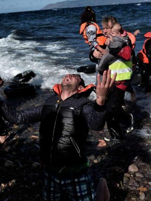 Achttien doden gevonden op stuurloos migrantenbootje voor kust van Kreta