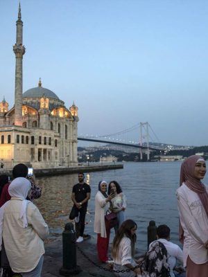 Moeder en twee kinderen (3 en 6) overleden na eten bij straatverkopers in Istanbul