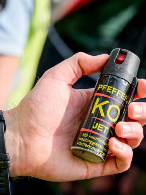 Minister Van Weel overweegt zelfverdediging met pepperspray toe te staan