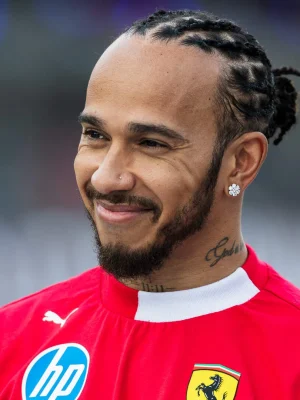 Lewis Hamilton mist bandentest om bij zieke hond Roscoe te zijn