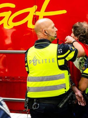 Protestmars tegen femicide bruut verstoord: gillende man rukt microfoon uit handen van vader vermoorde Sanne (31)