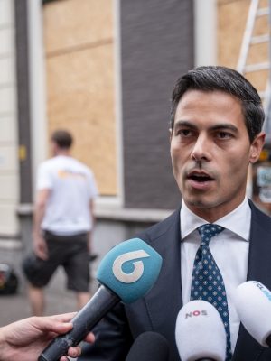 DEN HAAG - D66-leider Rob Jetten staat de pers te woord voor het partijkantoor. Eerder op de dag gooiden demonstranten de ramen van het pand in, nadat een demonstratie tegen immigratie op het Malieveld uit de hand liep. ANP LINA SELG