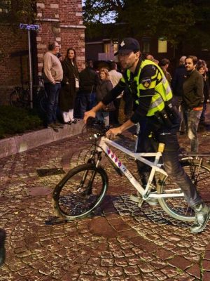 Politie veegt plein bij azc-bijeenkomst Noordwijk leeg