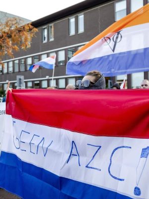 Rookbommen bij demonstratie rond AZC-plannen Amersfoort, ME grijpt in