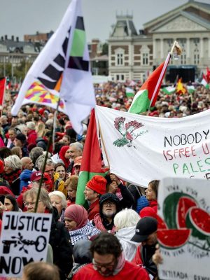 Tienduizenden op de been bij Rode Lijn-protest in Amsterdam: ‘Stop de genocide en bezetting van Palestina’