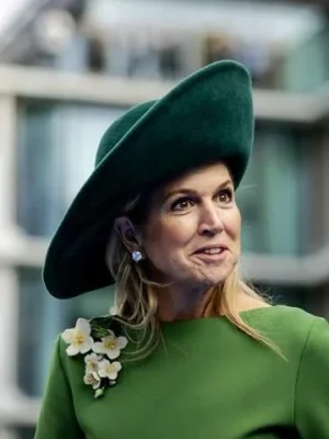 Máxima steelt show op Dutch Design Week in excentrieke ’draakjesmantel’: modewereld noemt haar “echte diva”