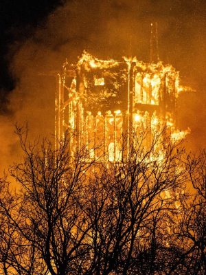 Vondelkerk Amsterdam niet meer te redden door brand: ’Stort mogelijk helemaal in’