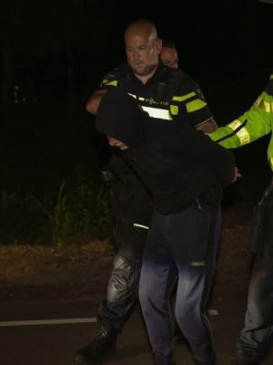 Scooterdief krijgt lesje gezag: agent grijpt in en zegt wat iedereen denkt – ‘Smoel houden!’