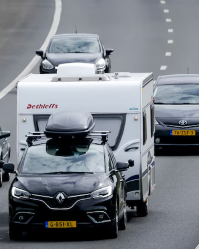 Caravan van Nederlands gezin schiet los op Duitse snelweg A61 bij Koblenz