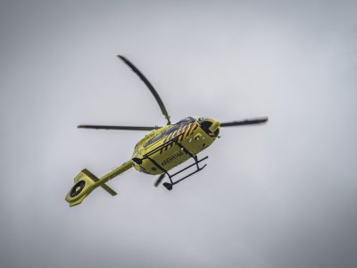 Bewoner valt in mestput bij boerderij, traumahelikopter ingezet