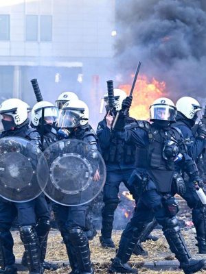 Dertien aanhoudingen en meerdere gewonde agenten bij boerenprotesten in Brussel