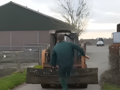 Interview ontspoort volledig: boer breekt los, springt op tractor en rijdt op journalisten in