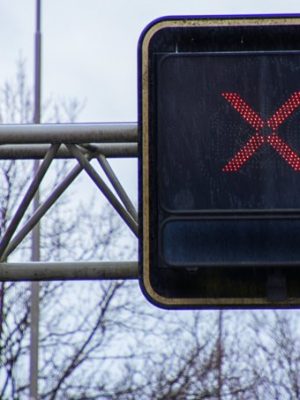 Snelweg A58 dicht na ongeluk met twee vrachtwagens en een auto