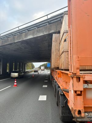 Drama op de A4: vrachtwagen zit muurvast onder viaduct bij Bergen op Zoom – verkeer volledig vast
