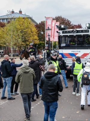 Waterwerper ingezet op Museumplein: spanning loopt op bij anti-immigratiedemonstratie in Amsterdam