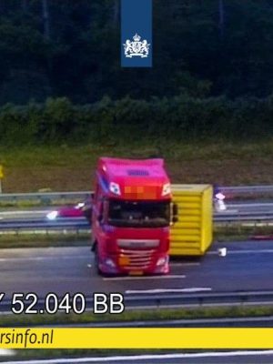Massale file op A15: meerdere voertuigen botsen bij knooppunt Benelux