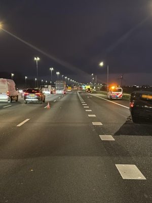 Heftige crash op snelweg: auto belandt op z’n dak en hele regio loopt muurvast