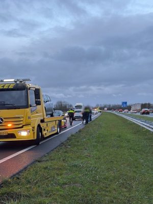 Grote ravage op de A58: drie voertuigen gecrasht