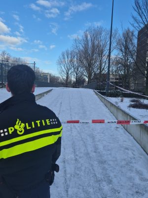 60-jarige man dood aangetroffen op straat, twee jongens aangehouden na mishandeling