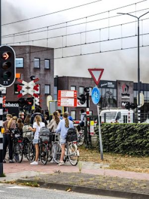DEURNE - Omstanders bij een afvalverwerker in het Noord-Brabantse Deurne woedt een grote brand. Volgens een woordvoerder van de brandweer staan twee loodsen in brand en wordt geprobeerd overslag naar andere panden te voorkomen. ANP ROB ENGELAAR