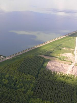 Grote zoekactie naar persoon te water bij IJmeerdijk