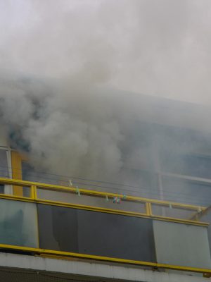 Brand slaat keihard toe op derde verdieping: bewoners vluchten, huizen verwoest