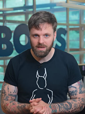 Nederlandse profvoetballer ontmaskerd: factureert scholen stiekem miljoenen – Tim Hofman onthult alles in keiharde BOOS-uitzending