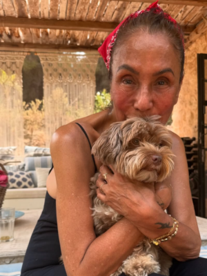 Patty Brard (69) liggend aan revalidatiebed: “Zit al weken vast in bed, dacht écht dat ik er niet meer was”