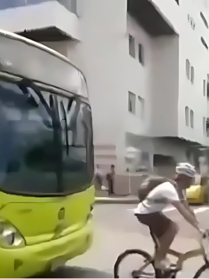 Hij dacht dat hij kon winnen van een bus… wat daarna gebeurt is pijnlijk om te zien